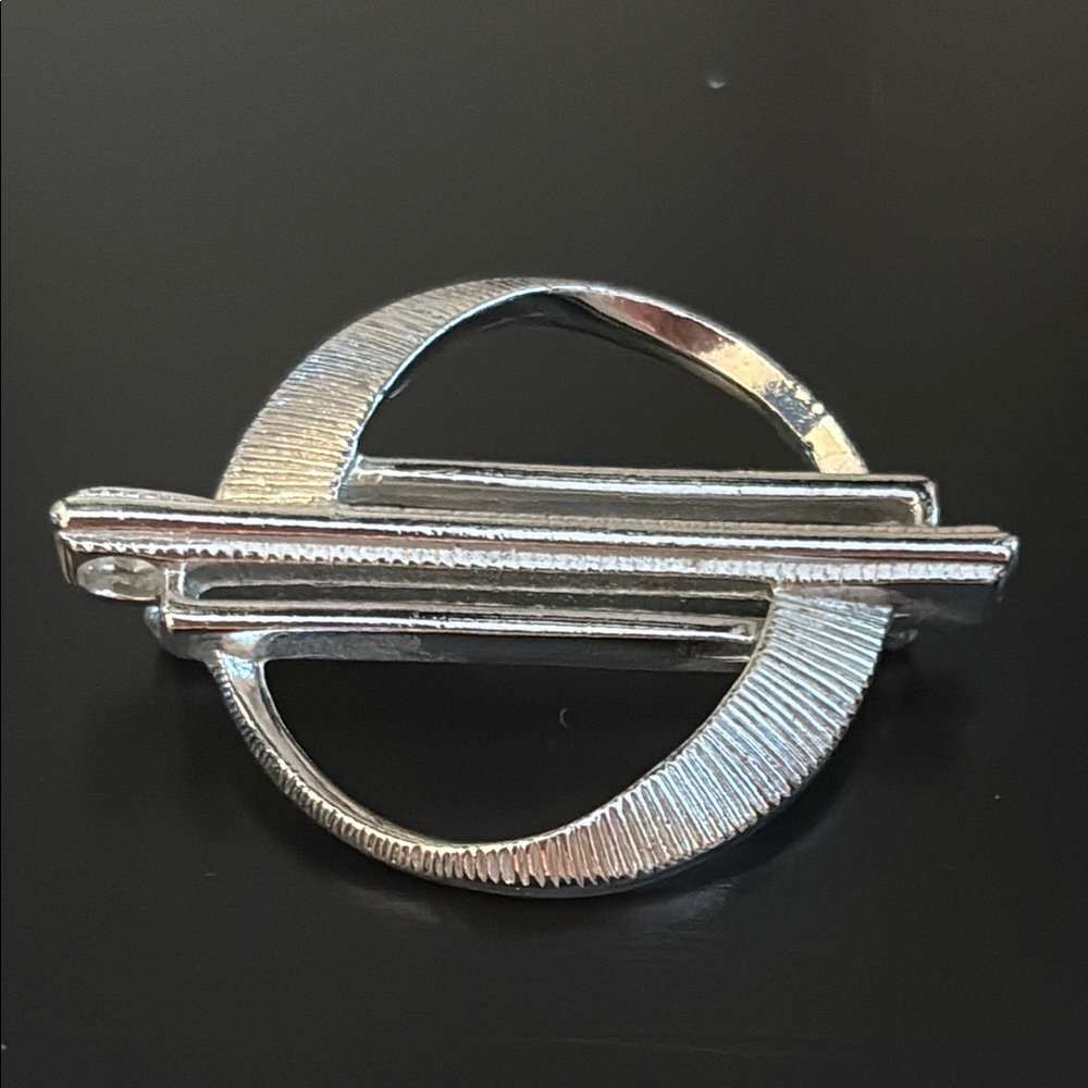 Sarah Coventry brooch in silver tone
